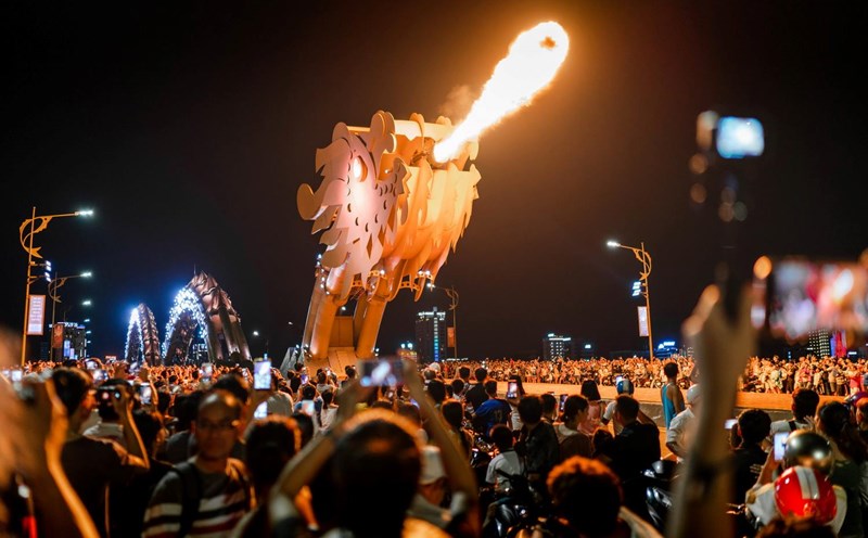 Du khách thích thú xem trình diễn phun lửa ở Cầu Rồng, Đà Nẵng. Ảnh: ĐT