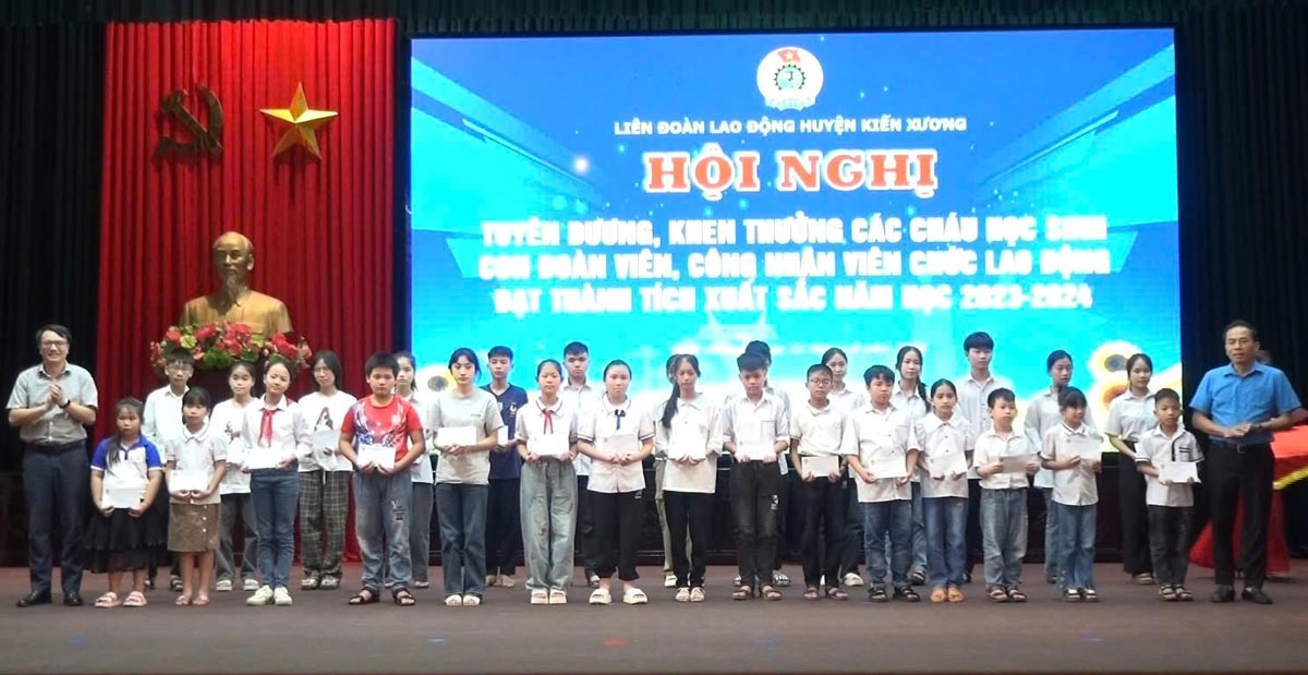 LĐLĐ huyện Kiến Xương (tỉnh Thái Bình) trao quà cho con đoàn viên, công nhân, viên chức, lao động. Ảnh: Bá Mạnh