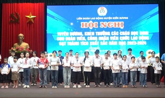 LĐLĐ huyện Kiến Xương (tỉnh Thái Bình) trao quà cho con đoàn viên, công nhân, viên chức, lao động. Ảnh: Bá Mạnh