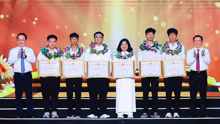 Lãnh đạo tỉnh Nghệ An trao thưởng cho 6 học sinh đạt giải quốc tế. Ảnh: Hải Đăng