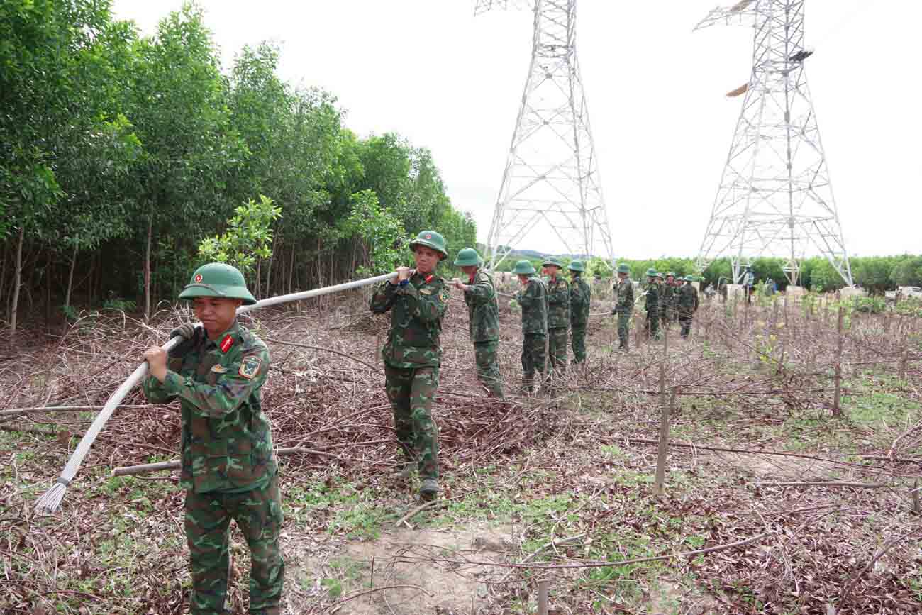 Bộ đội Hà Tĩnh hỗ trợ kéo dây dự án 500kV mạch 3 ở xã Cẩm Lạc, huyện Cẩm Xuyên. Ảnh: Hoàng Đức.