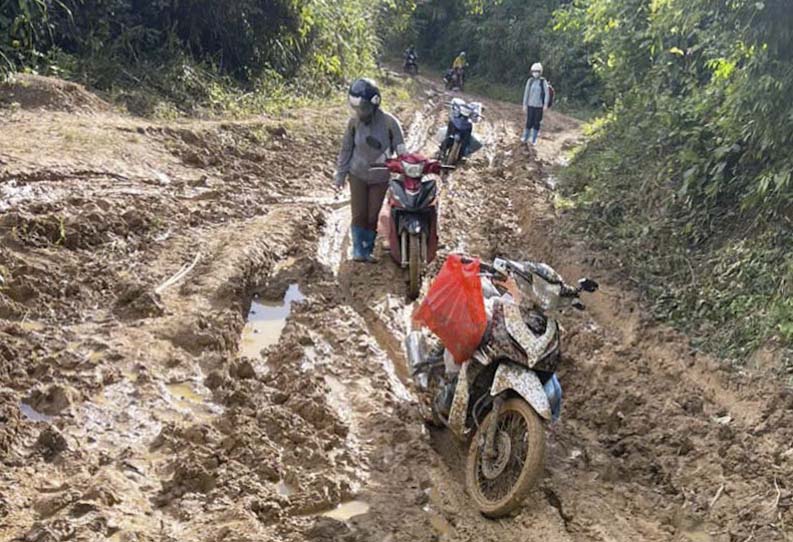 Cùng đồng nghiệp đến trường để chuẩn bị cho năm học mới, thầy giáo Trần Đức Tú – giáo viên tại điểm trường Tồng Sớ, thuộc Trường mầm non xã Pú Hồng, huyện Điện Biên Đông, tỉnh Điện Biên cho biết, việc đến các điểm trường là một thử thách thực sự với thầy cô giáo vùng cao ngay từ đầu năm học.