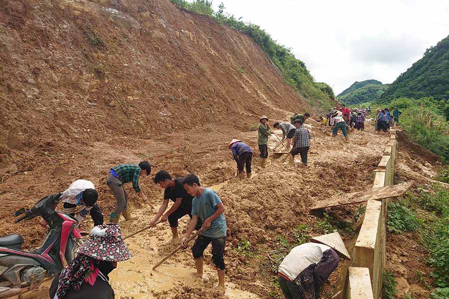 Trên tuyến đường từ trung tâm xã Tìa Dình lên bản Na Su để đảm bảo cho các phương tiện như xe máy có thể lưu thông, gần 50 hộ dân bản Na Su đã quyết định chung tay sửa đoạn đường sạt lở nghiêm trọng này.  