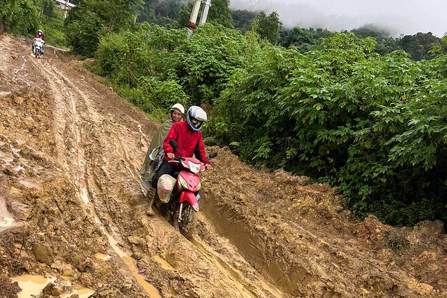 “Tuyến đường ở các xã Pú Hồng, Tìa Dình… đã bị sạt lở, ô tô là không đi được và xe máy đi vào rất khó khăn. Ngoài ra, huyện cũng đang thiếu giáo viên một số môn chuyên biệt, đặc biệt là Tiếng Anh tại cấp Tiểu học (thiếu 21) và cấp Trung học cơ sở (thiếu 8). Để giải quyết tình trạng này, phòng Giáo dục đã có kế hoạch phân công giáo viên đi dạy liên trường, liên xã” – ông Thắng nói.