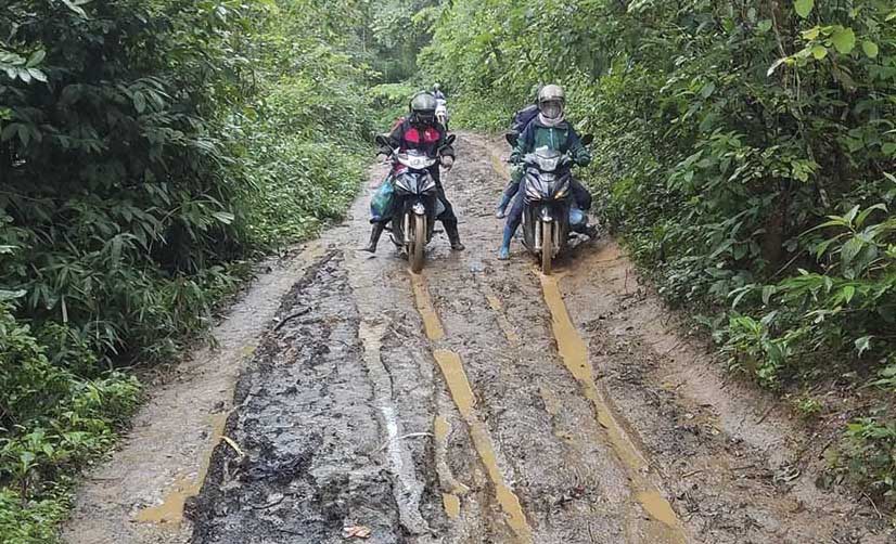 “Điểm trường ở bản Tồng Sớ cách trung tâm xã Pú Hồng khoảng 5km, những khi trời tạnh ráo thì đi mất khoảng gần 30 phút mới đến nơi, những ngày mưa thì mất khoảng hơn 1 tiếng, cũng có khi phải mất vài tiếng mới đến bản” – thầy Tú nói.