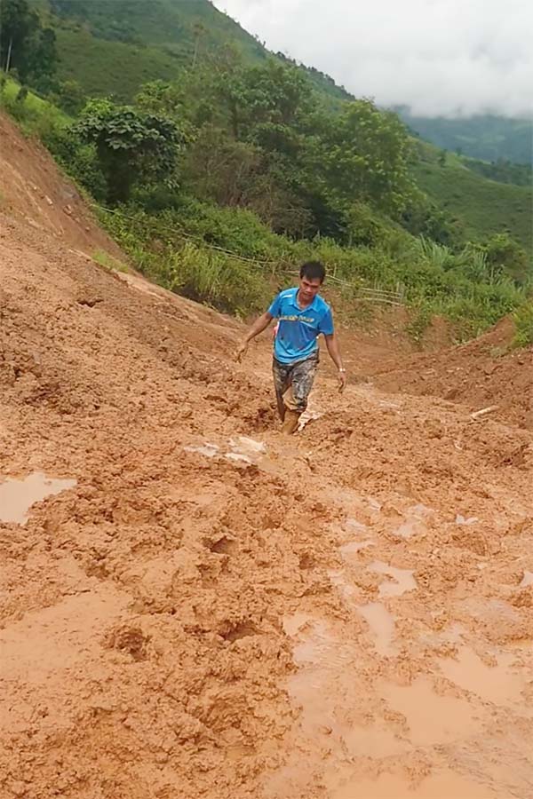 Thầy Lò Văn Hiệp - Trường PTDTBT-TH Tìa Dình, huyện Điện Biên Đông cho biết: “Trường nằm ở vùng sâu, vùng xa, đường xá đi lại rất khó khăn. Vào mùa mưa, việc di chuyển đến trường của các em học sinh gặp nhiều trở ngại. Điều này ảnh hưởng không nhỏ đến việc học tập của các em“.