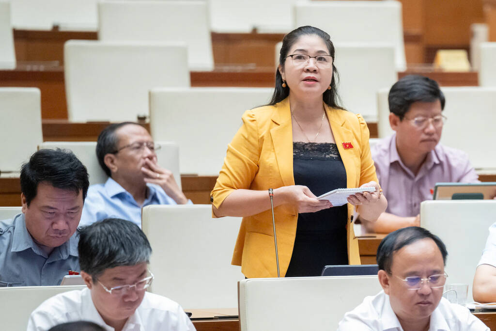 Đại biểu Leo Thị Lịch - Đoàn ĐBQH tỉnh Bắc Giang đề nghị thông tin về tỉ lệ thu hút sinh viên xuất sắc của cấp Trung ương và các địa phương. Ảnh: Quốc hội