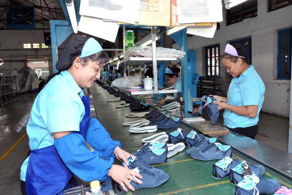 Hiện một lượng nguyên liệu lớn cho ngành da giày vẫn phải nhập khẩu. Ảnh: Duy Anh