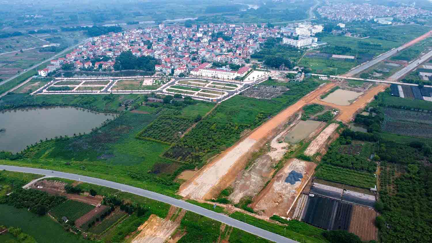 land along the dyke in Tien Yen commune, Hoai Duc district (Hanoi). Currently, the land is connected to Tien Le street and in the future there will be the Ring Road 4 - Capital Region project passing through. Photo: Cao Nguyen.