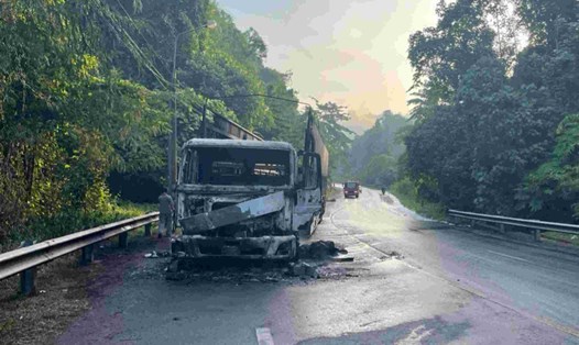 Hiện trường vụ xe đầu kéo bốc cháy dữ dội khi lưu thông qua địa phận tỉnh Lâm Đồng. Ảnh: Nguyễn Quân