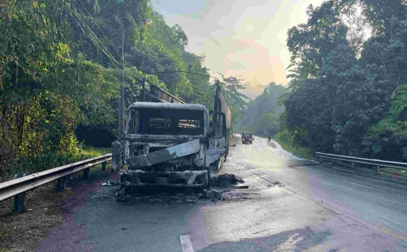 Hiện trường vụ xe đầu kéo bốc cháy dữ dội khi lưu thông qua địa phận tỉnh Lâm Đồng. Ảnh: Nguyễn Quân