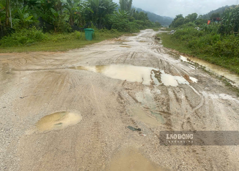 2 km cuối trên tuyến tránh lầy lội vì mưa lớn. Ảnh: Tân Văn.