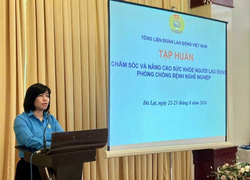 Bà Hồ Thị Kim Ngân - Ủy viên Ban Chấp hành, Phó Trưởng Ban Quan hệ Lao động Tổng Liên đoàn Lao động Việt Nam - phát biểu tại hội nghị. Ảnh: B.CHI