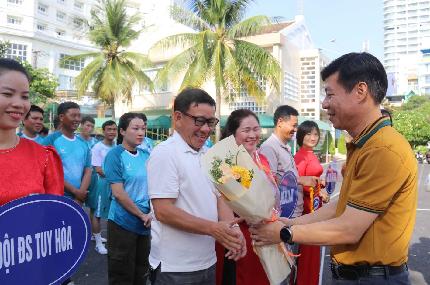 Ông Mai Thành Phương - Chủ tịch Công đoàn Đường sắt Việt Nam - tặng hoa các đội tham gia ngày hội. Ảnh: Phương Linh