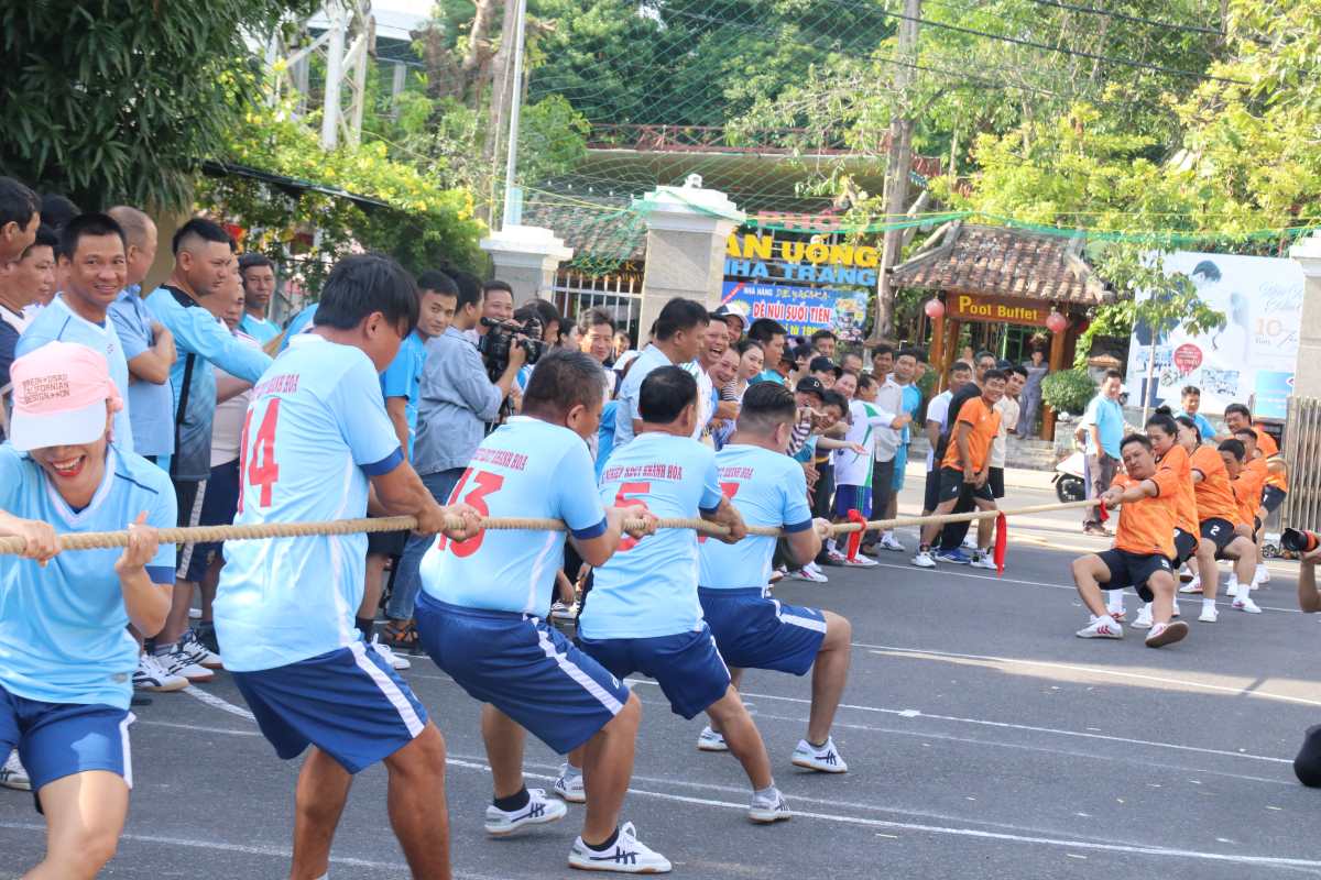 Teams compete in a tug-of-war competition after the opening ceremony. Photo: Phuong Linh