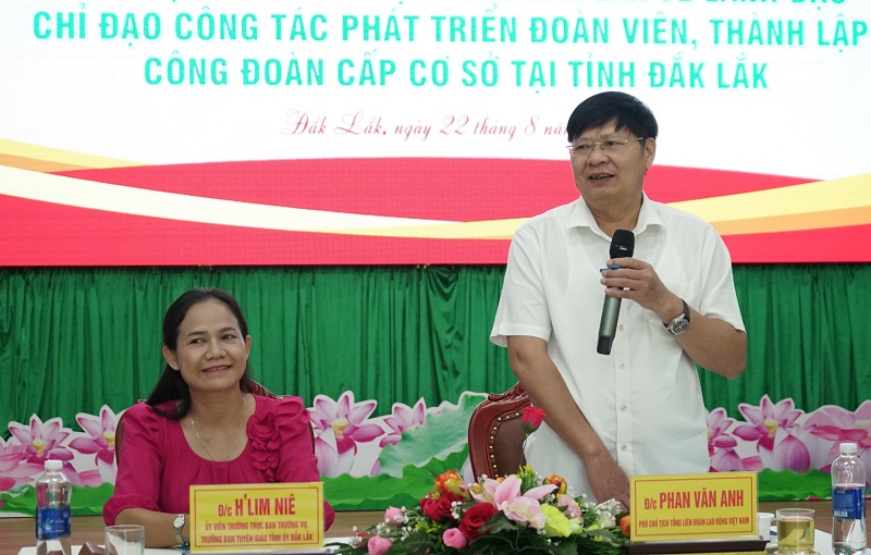 Vice President of the Vietnam General Confederation of Labor - Phan Van Anh suggested some key issues that need to be discussed at the conference. Photo: Bao Trung