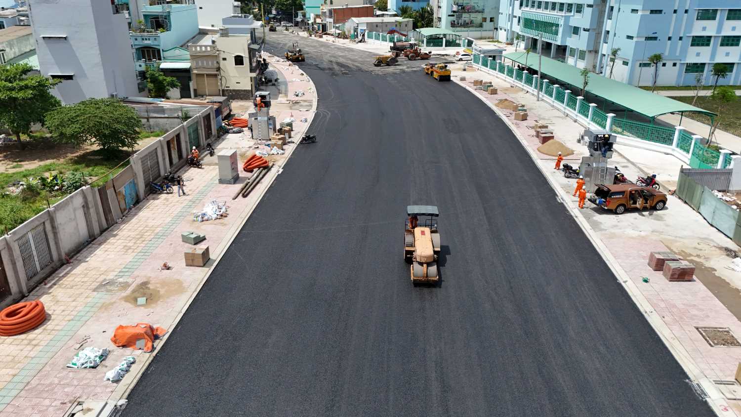 Đường Tên Lửa đang được trải nhựa.  Ảnh: Minh Quân