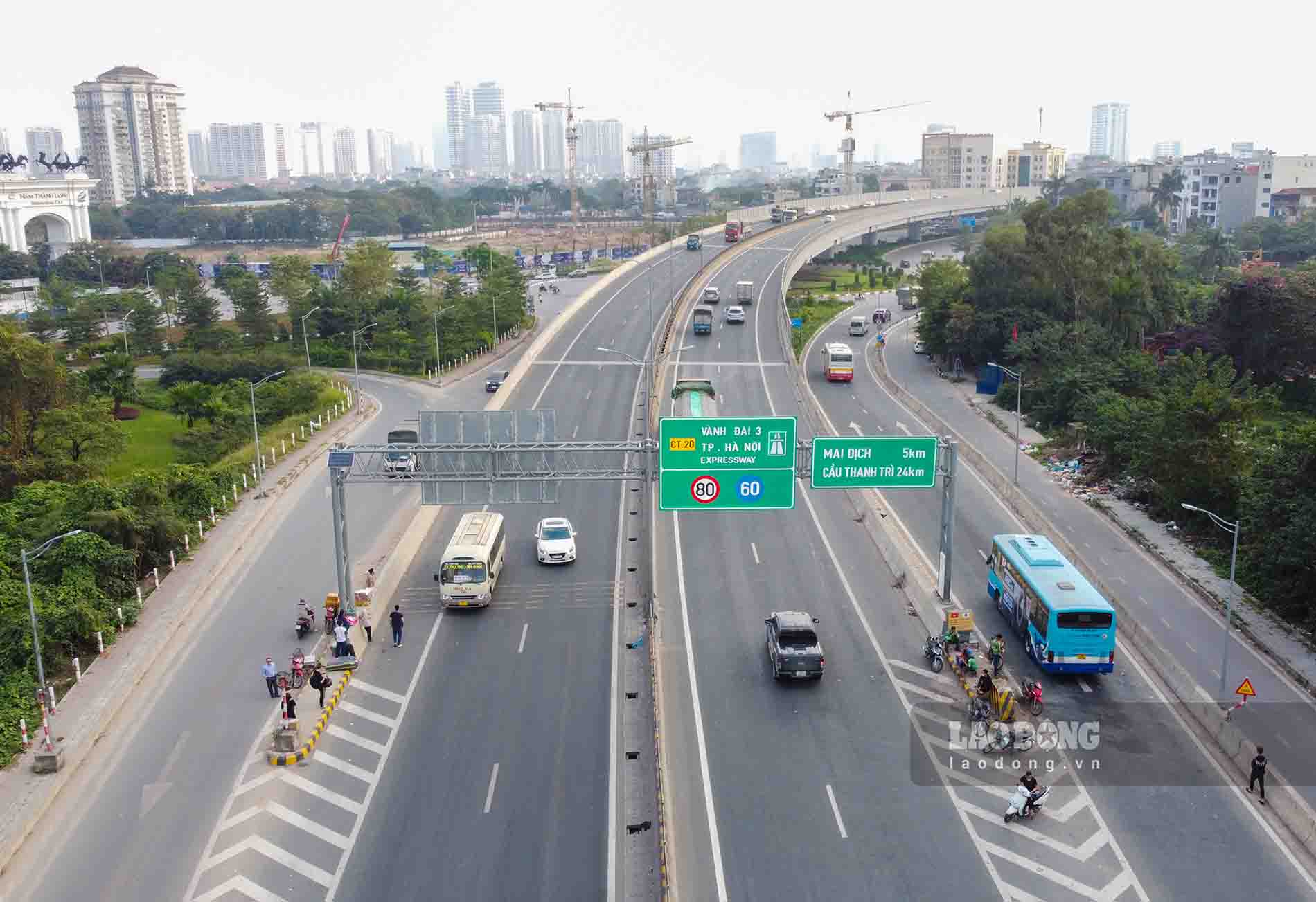 Thang Long bridgehead currently has pick-up/drop-off points for passengers and goods of many bus companies. There is always a team of motorbike taxi drivers here, ready to take passengers downstairs when needed. Photo: Century