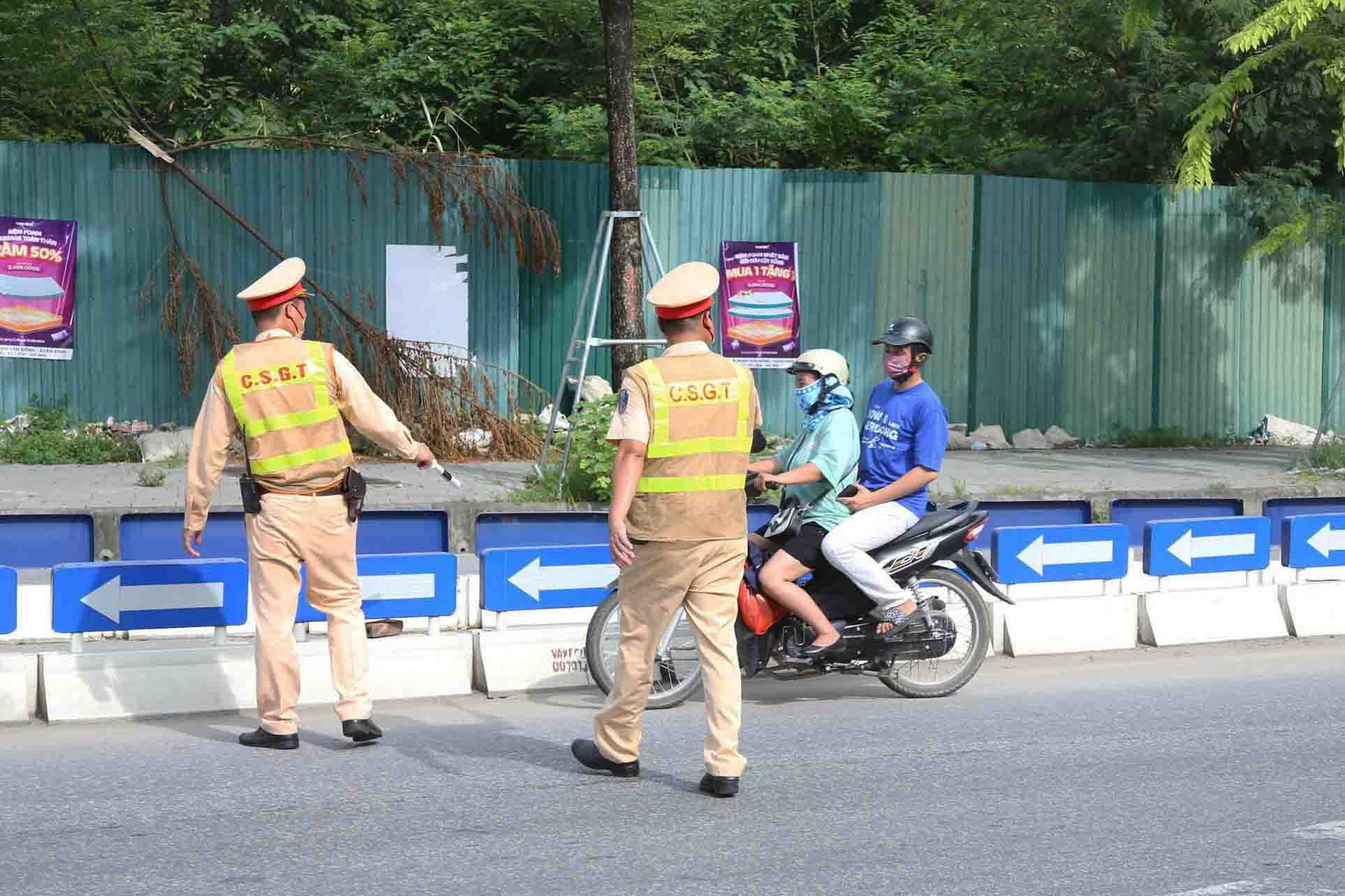 Một số người dân không quan sát biển báo, điều khiển xe máy đi lên tầng 2 cầu Thăng Long. Ảnh: Thế Kỷ