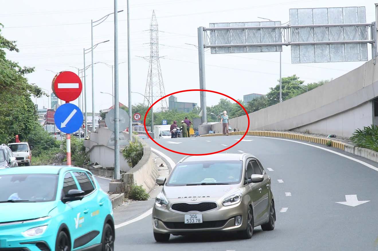 This location often has buses stopping to pick up/drop off passengers, along with motorbike taxi drivers standing to pick up passengers. Photo: Century