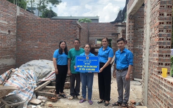 Trao nhà Mái ấm Công đoàn cho đoàn viên khó khăn tỉnh Cao Bằng. Ảnh: Anh Dũng.
