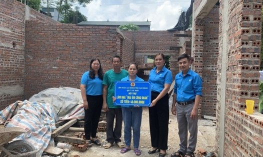 Trao nhà Mái ấm Công đoàn cho đoàn viên khó khăn tỉnh Cao Bằng. Ảnh: Anh Dũng.
