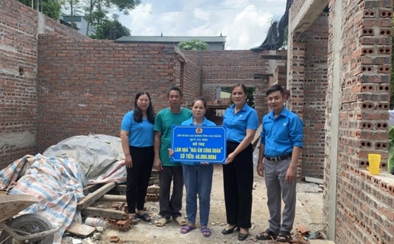Trao nhà Mái ấm Công đoàn cho đoàn viên khó khăn tỉnh Cao Bằng. Ảnh: Anh Dũng.