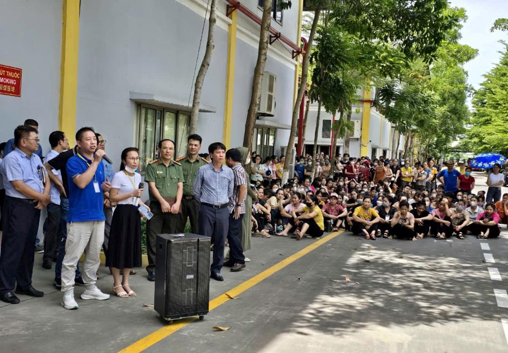 Business representatives conducted dialogues with workers in the presence of representatives of Thanh Hoa province's Labor Confederation and functional agencies. Photo: Minh Hoang