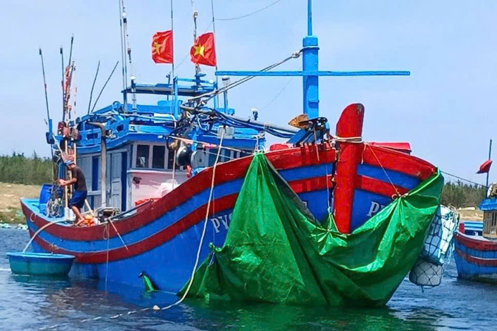Tàu cá Phú Yên được ngư dân và lực lượng chức năng ứng cứu kịp thời khi gặp nạn trên biển. Ảnh: Tường Minh