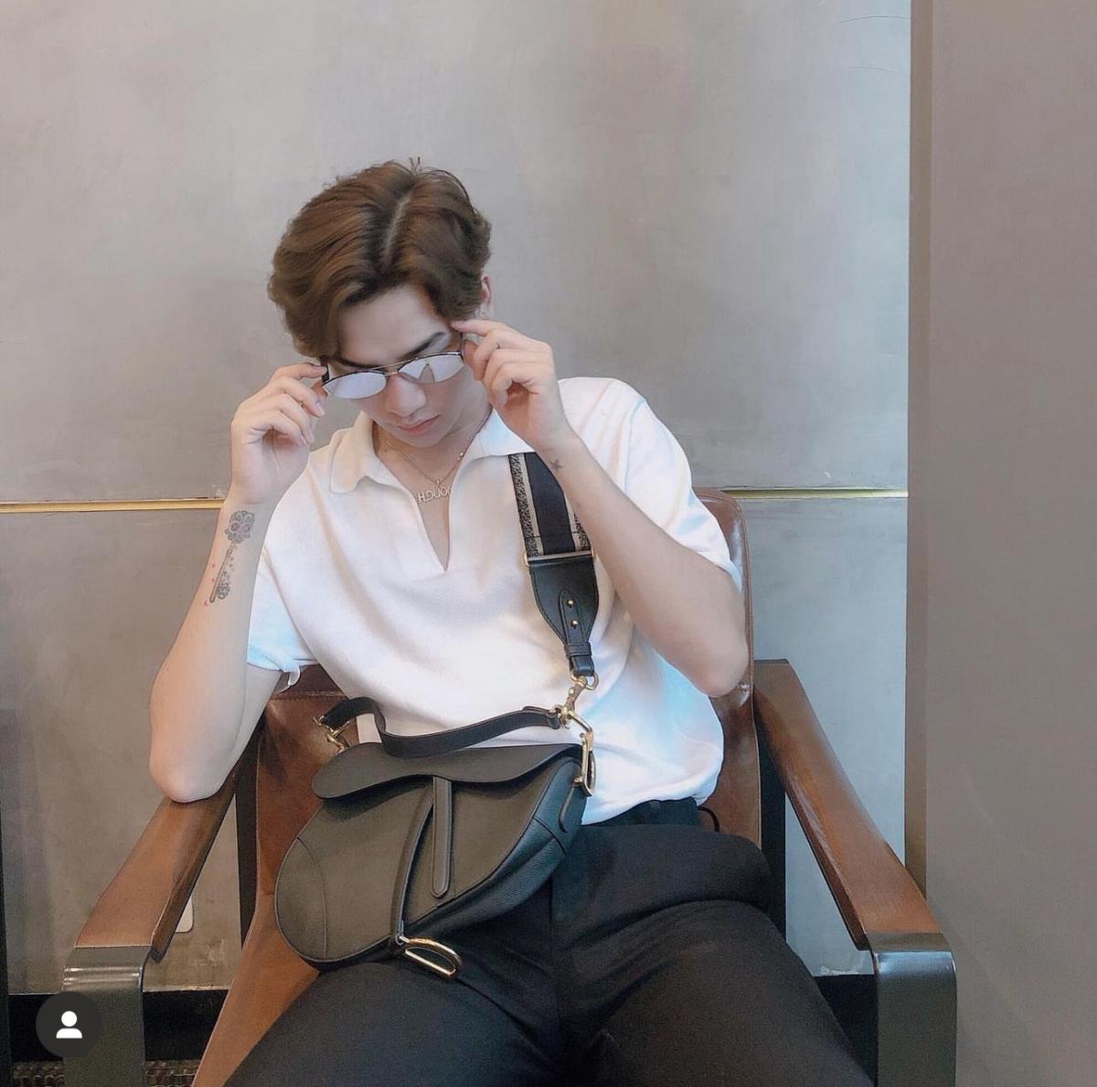 Dior Saddle crossbody bag costs about 90 million VND, is a basic bag shape that is easy to coordinate. Photo: Instagram.