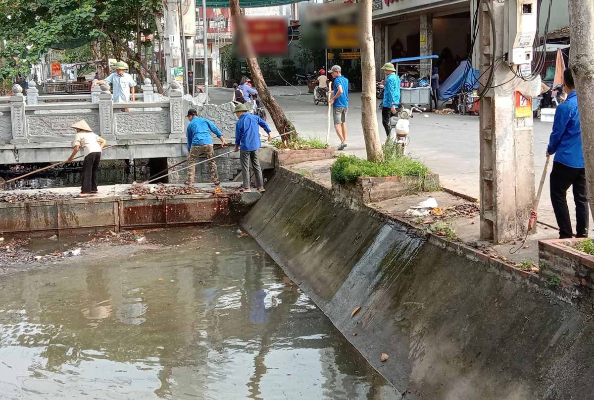 Người dân và đoàn thanh niên xã Hải Minh chung tay dọn rác ở kênh. 