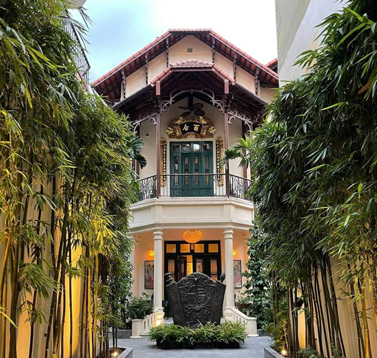 From the street, entering the restaurant, two rows of village bamboo stand out.