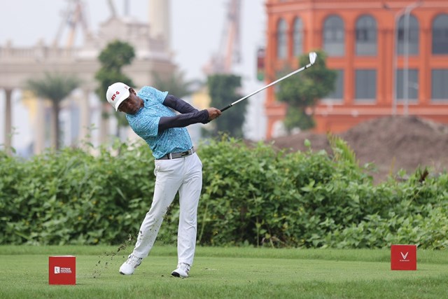 Golfer Nguyen Viet Ho participates in this year's Tournament with the support of caddy Binh Minh