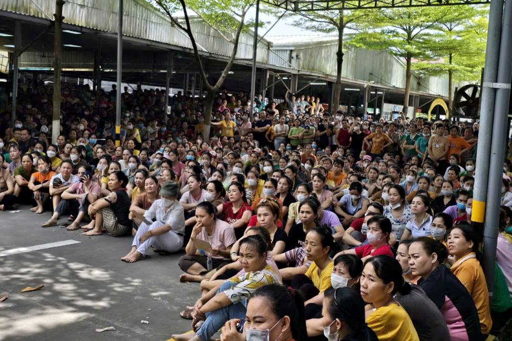 Rất đông công nhân lao động tại Công ty TNHH Giày Alena Việt Nam ngừng việc tập thể. Ảnh: Minh Hoàng