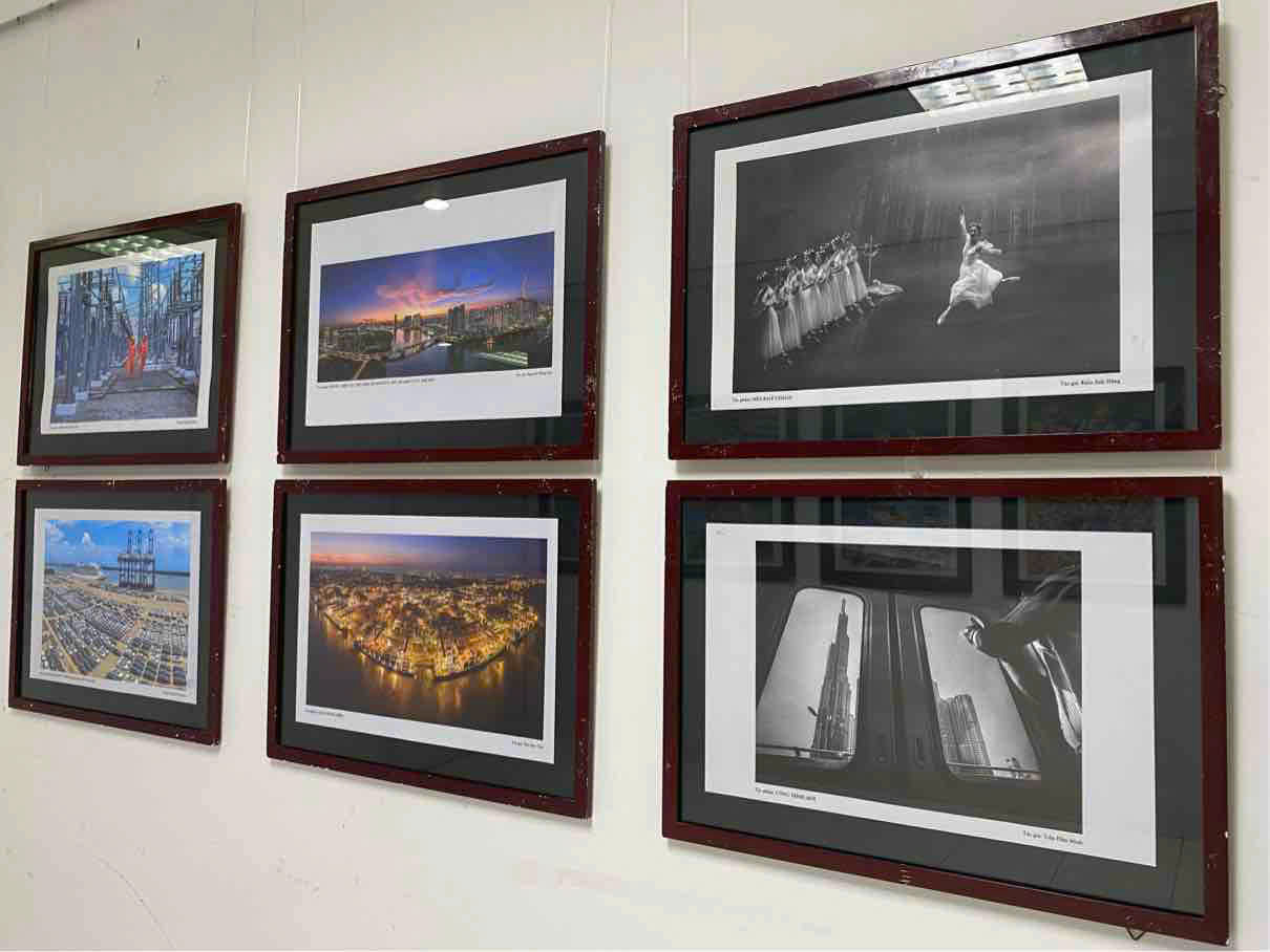 Works displayed at the exhibition. Photo: La Hue