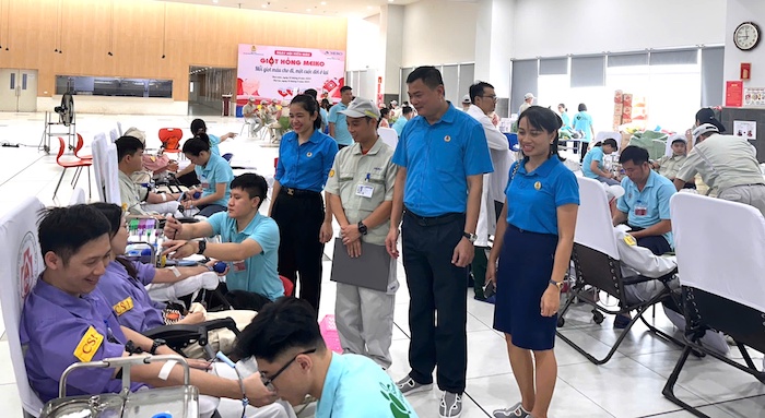Các cán bộ công đoàn động viên người tham gia hiến máu. Ảnh: Hải Thanh