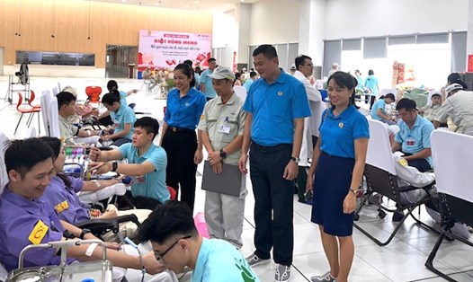 Các cán bộ công đoàn động viên người tham gia hiến máu. Ảnh: Hải Thanh