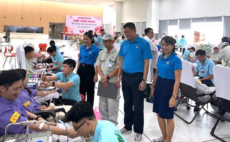 Các cán bộ công đoàn động viên người tham gia hiến máu. Ảnh: Hải Thanh