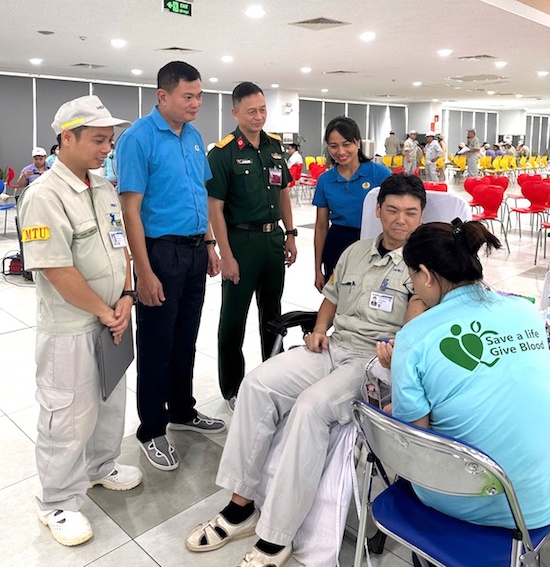 Leaders of Meiko Vietnam Company participated in blood donation. Photo: Hai Thanh