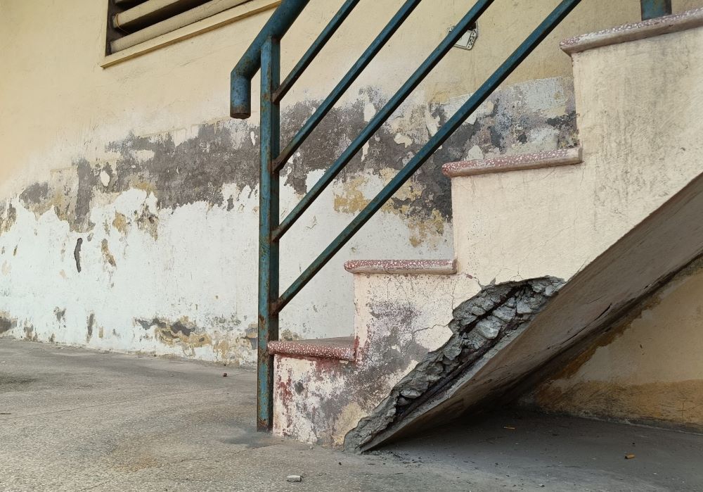 The stairs of some buildings show signs of subsidence, and the walls are peeling and patchy. Photo: Mai Dung