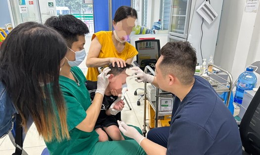 Tiêm vaccine phòng dại tại Bệnh viện Bệnh Nhiệt đới Trung ương. Ảnh: Thanh Đặng