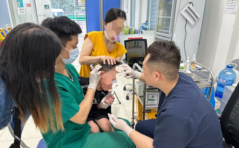 Tiêm vaccine phòng dại tại Bệnh viện Bệnh Nhiệt đới Trung ương. Ảnh: Thanh Đặng