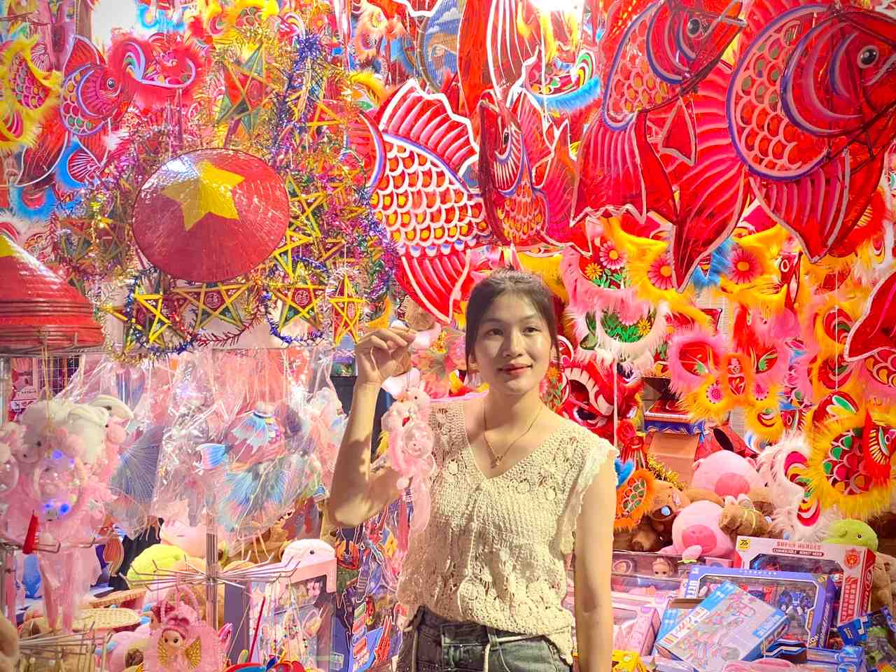 Nhiều bạn trẻ đến phố Hàng Mã sớm để chụp ảnh. Ảnh: Minh Thương