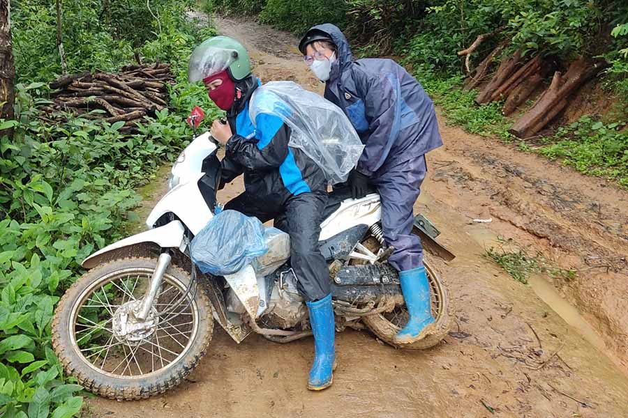 The teachers' "War Wave" car often becomes "ruined" after only about a year of traveling on the roads to class. Photo: PV group