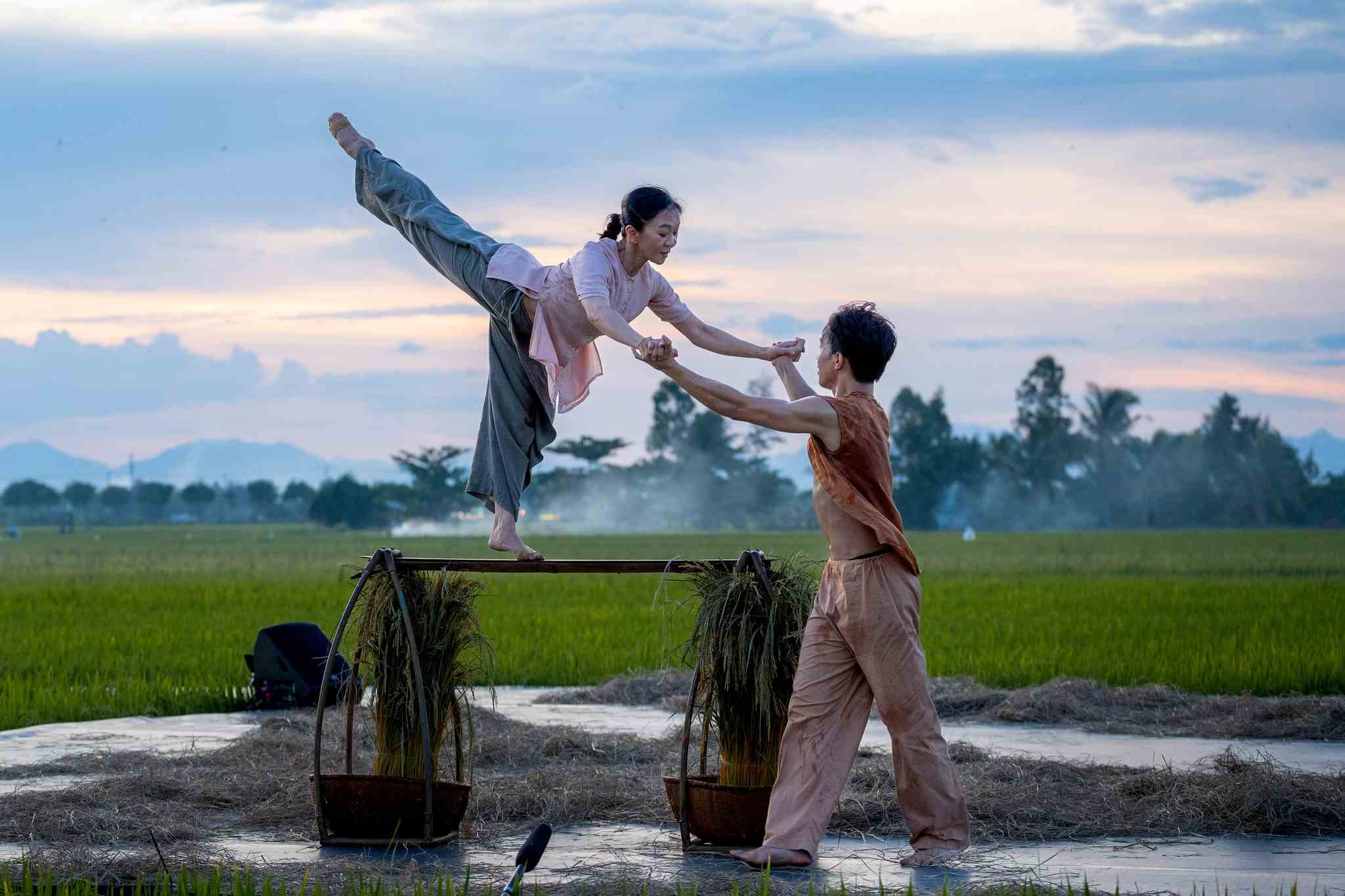 For the first time, visitors will enjoy a contemporary dance performance right on the vast fields of Hoi An. Photo: Arabesque Vietnam