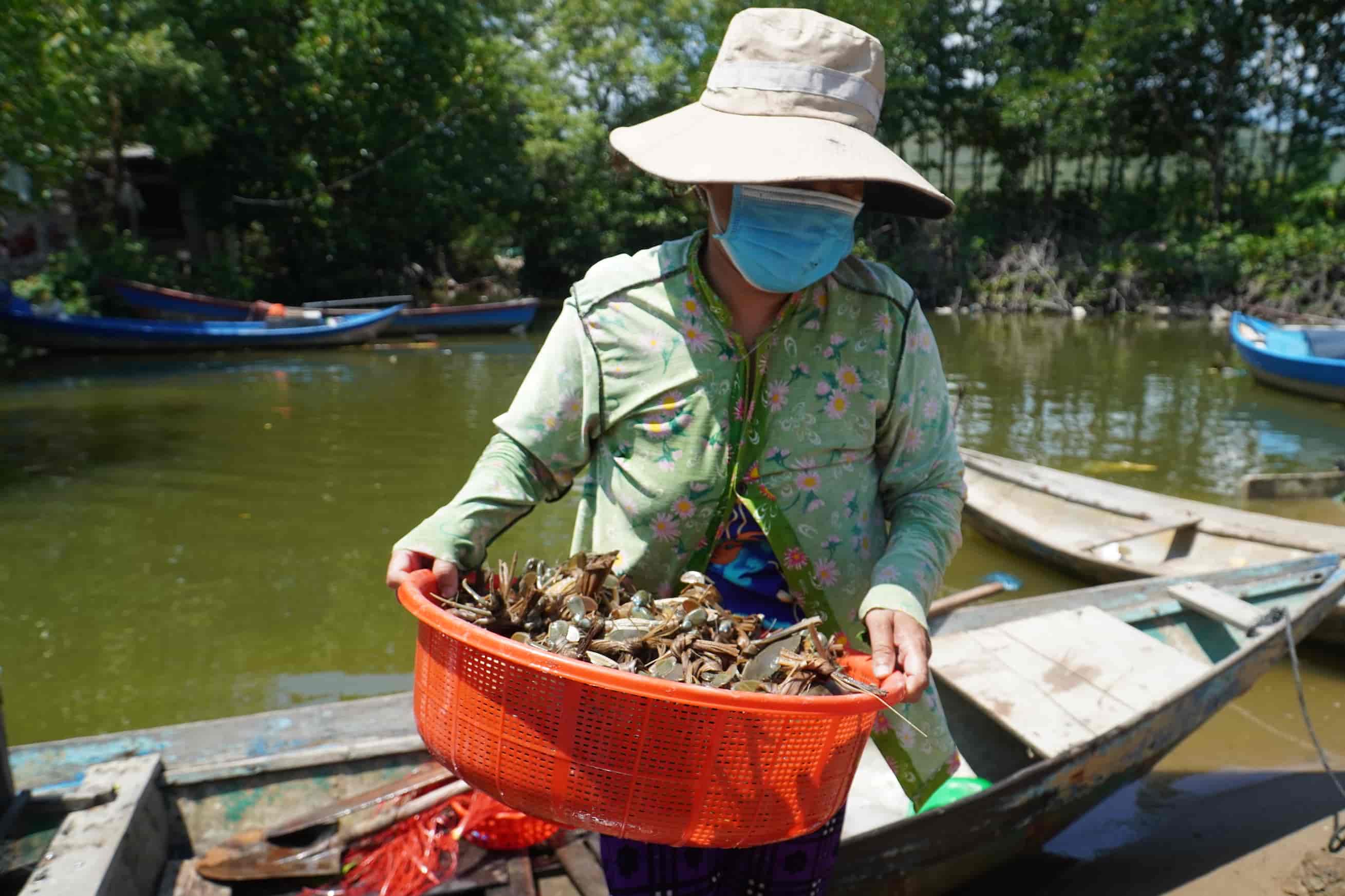 Mr. Nguyen Minh Nhat - Chairman of Ninh Ha Ward People's Committee said that Ha Lien village currently has 330 households with more than 1,200 people, living mainly on farming and fishing in Nha Phu lagoon.