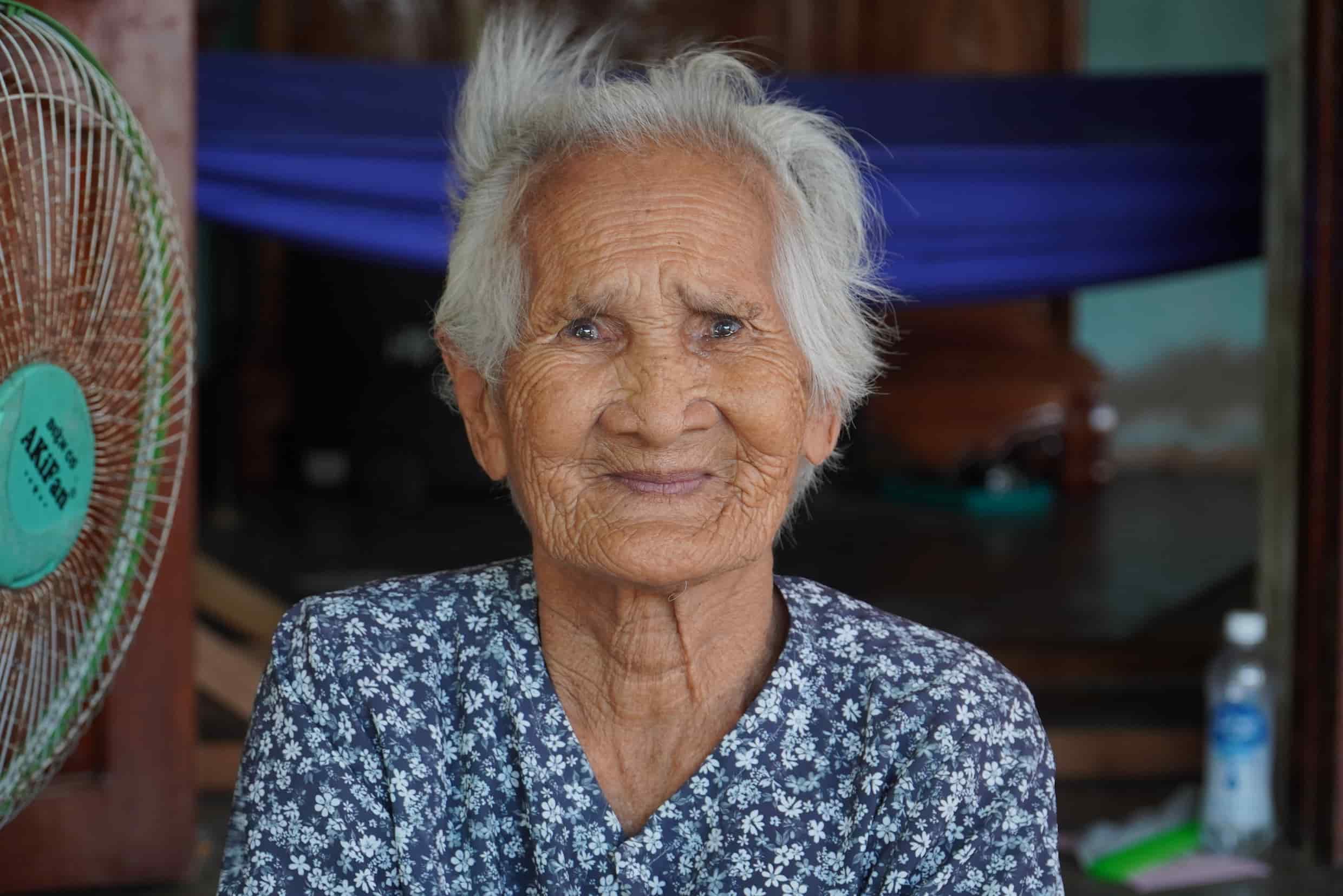 Ms. Huynh Thi Loi, 91 years old, said she still walks around the village every day, and feels happy when the village is known to many people. "More visitors will help people in the village sell more shrimp and fish," Mr. Loi said.