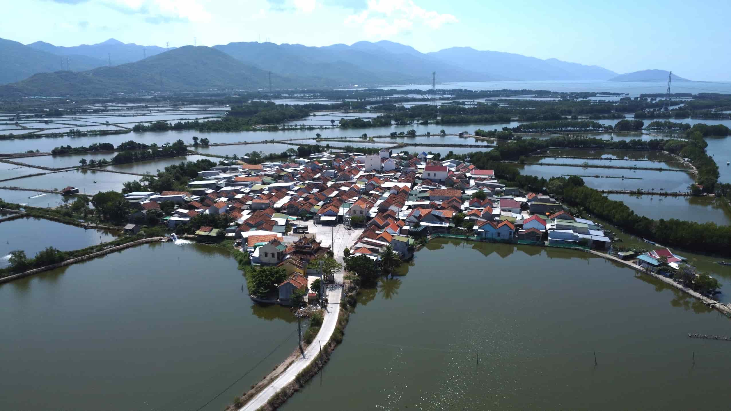 According to local people, Ha Lien village was formed over 370 years ago, during the Nguyen Dynasty. To enter this village, people are forced to travel on a concrete road about 1km long.