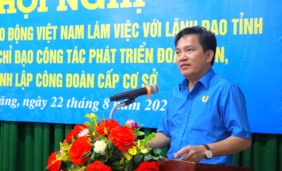 Vice Chairman of the Vietnam General Confederation of Labor Nguyen Xuan Hung spoke at the working session. Photo: Phuong Anh