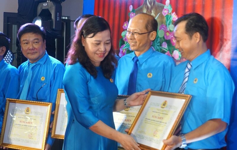 LĐLĐ tỉnh Cà Mau tổng kết đợt cao điểm thi đua chào mừng 95 năm Ngày thành lập Công đoàn Việt Nam. Ảnh: Nhật Hồ